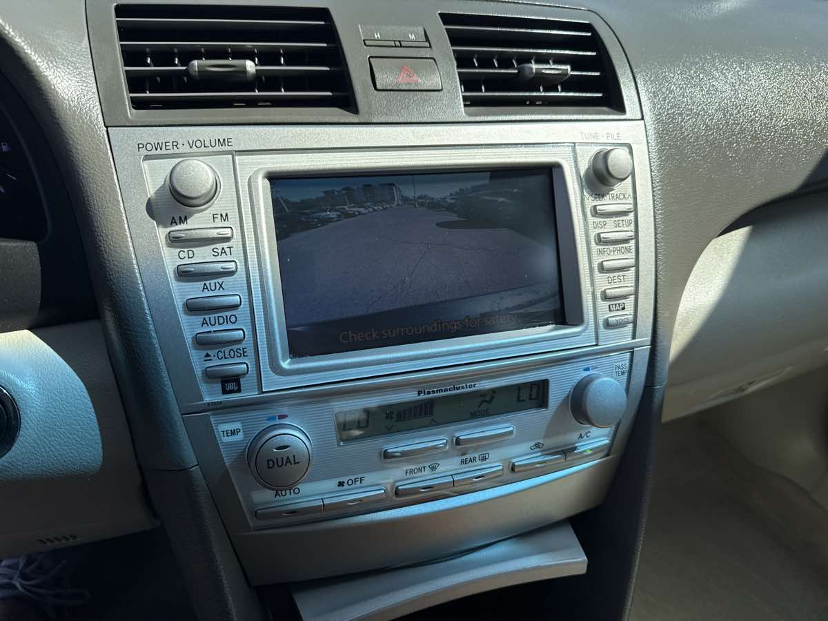 2010 Toyota Camry XLE photo 27