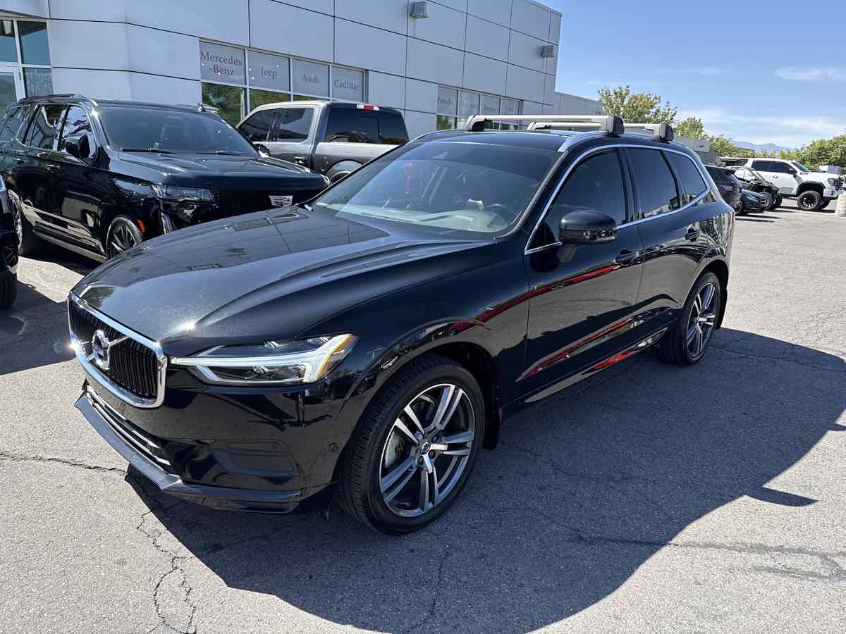 2018 Volvo XC60 Momentum photo 2