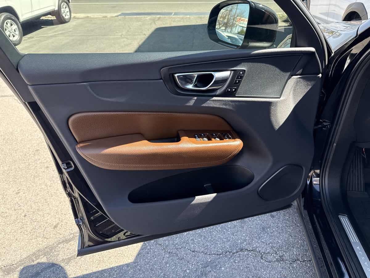 2018 Volvo XC60 Momentum photo 10
