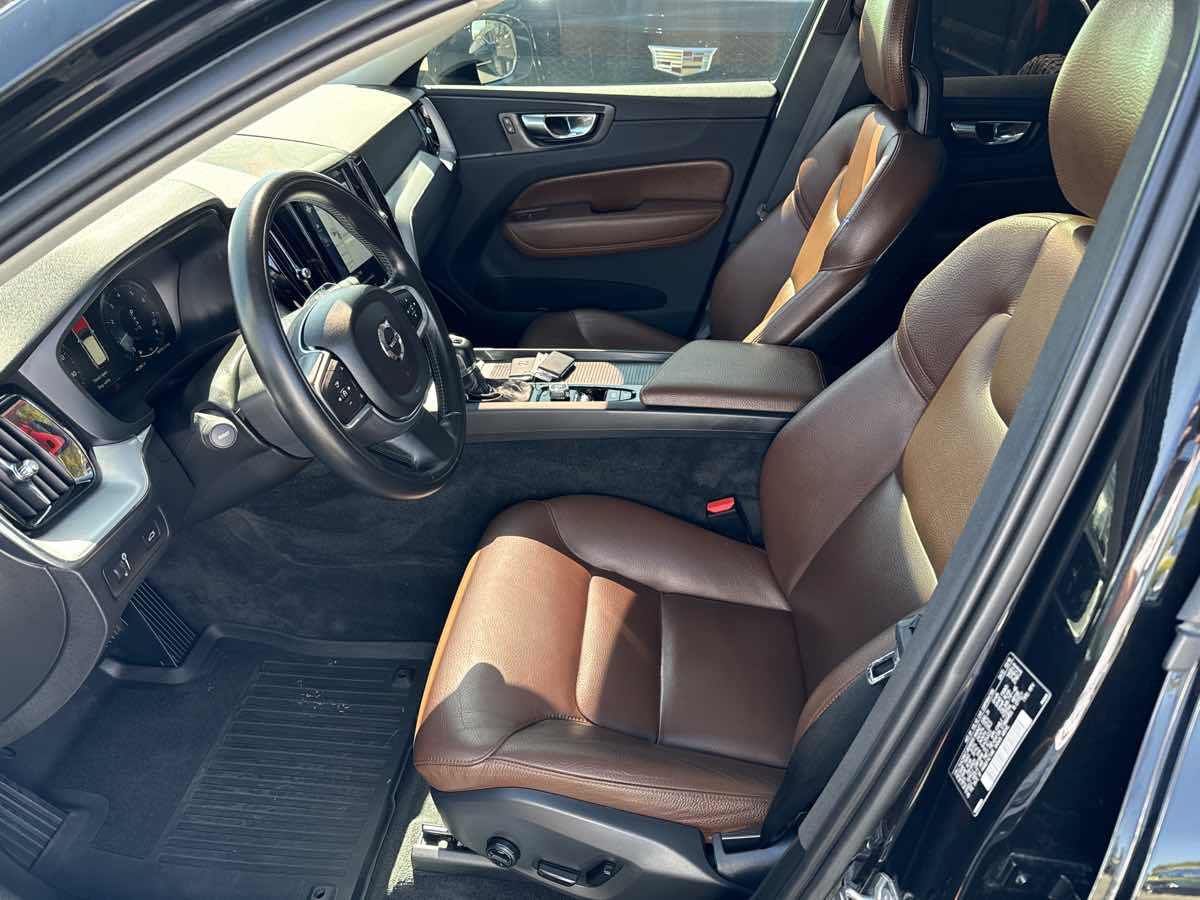 2018 Volvo XC60 Momentum photo 11