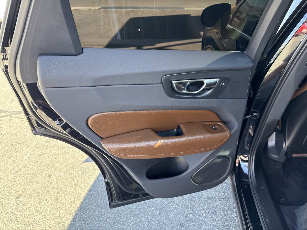 2018 Volvo XC60 Momentum photo 12