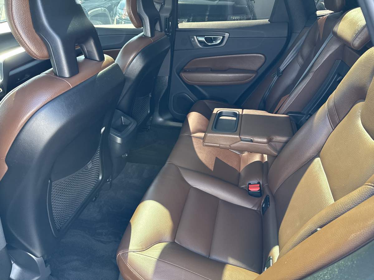 2018 Volvo XC60 Momentum photo 13