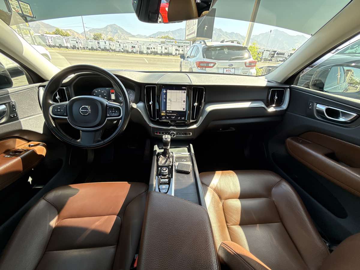 2018 Volvo XC60 Momentum photo 14