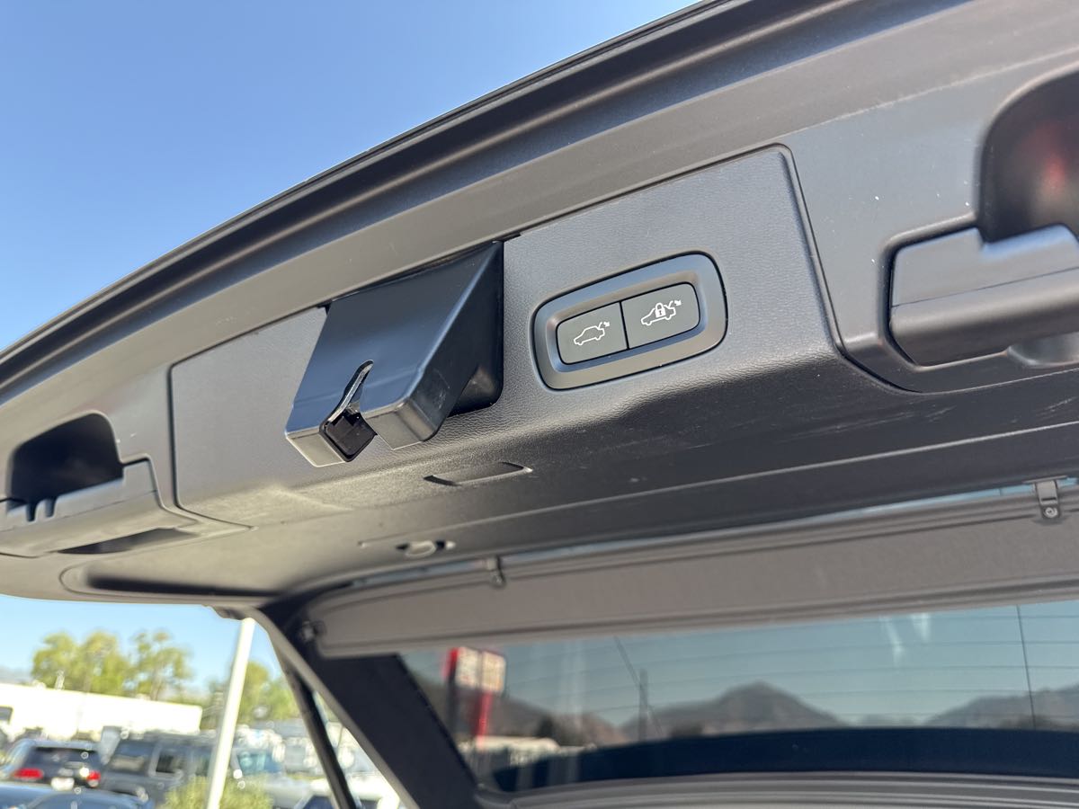 2018 Volvo XC60 Momentum photo 16