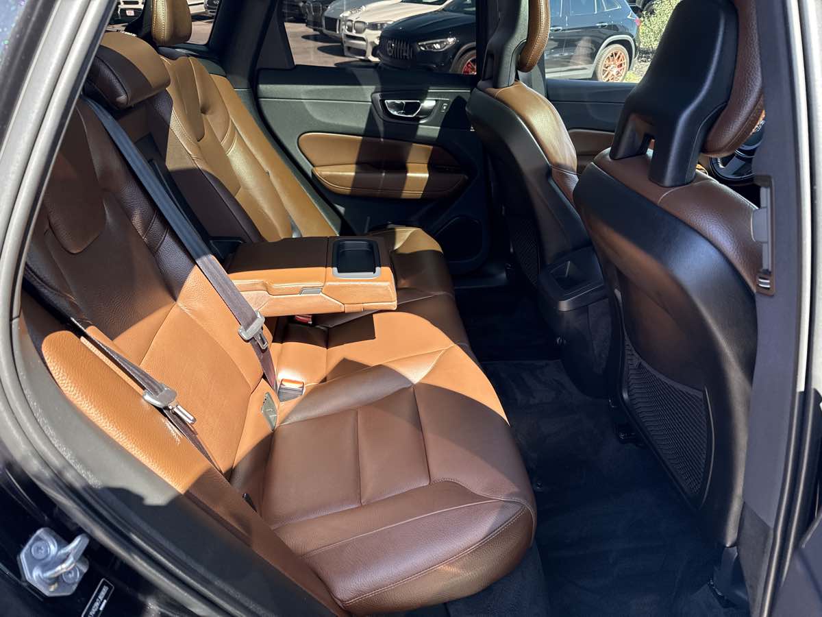 2018 Volvo XC60 Momentum photo 17