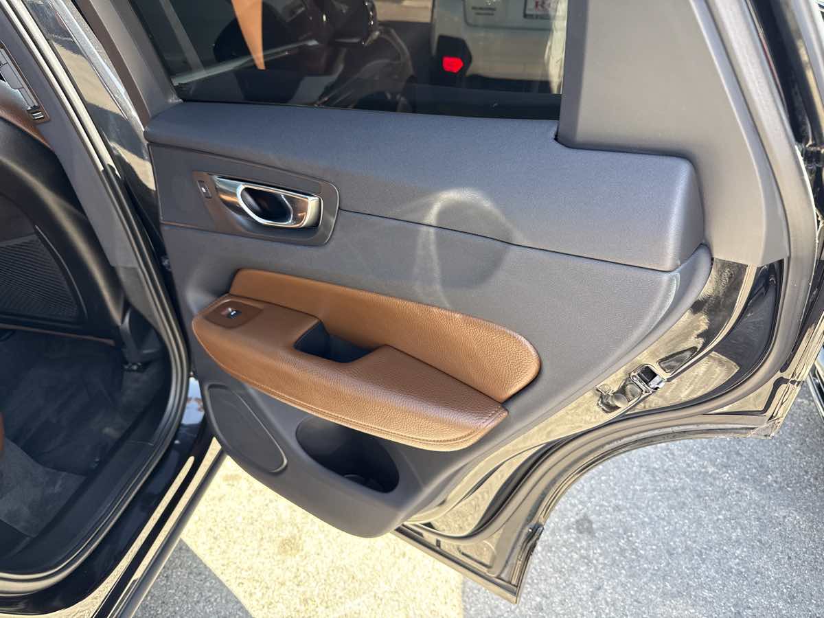 2018 Volvo XC60 Momentum photo 18