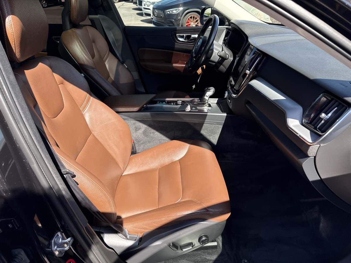 2018 Volvo XC60 Momentum photo 19