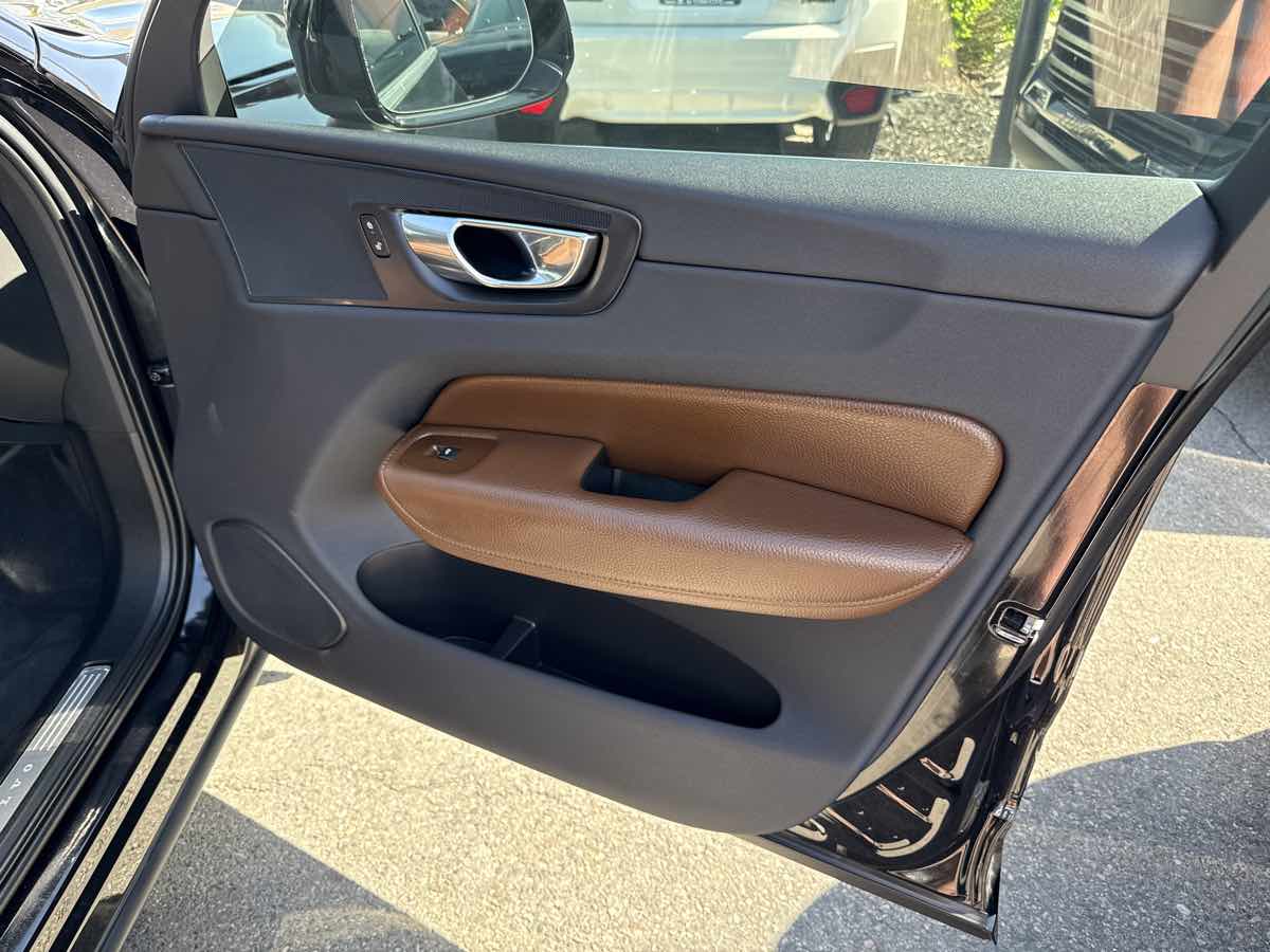 2018 Volvo XC60 Momentum photo 20