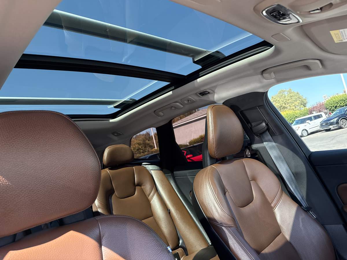 2018 Volvo XC60 Momentum photo 21