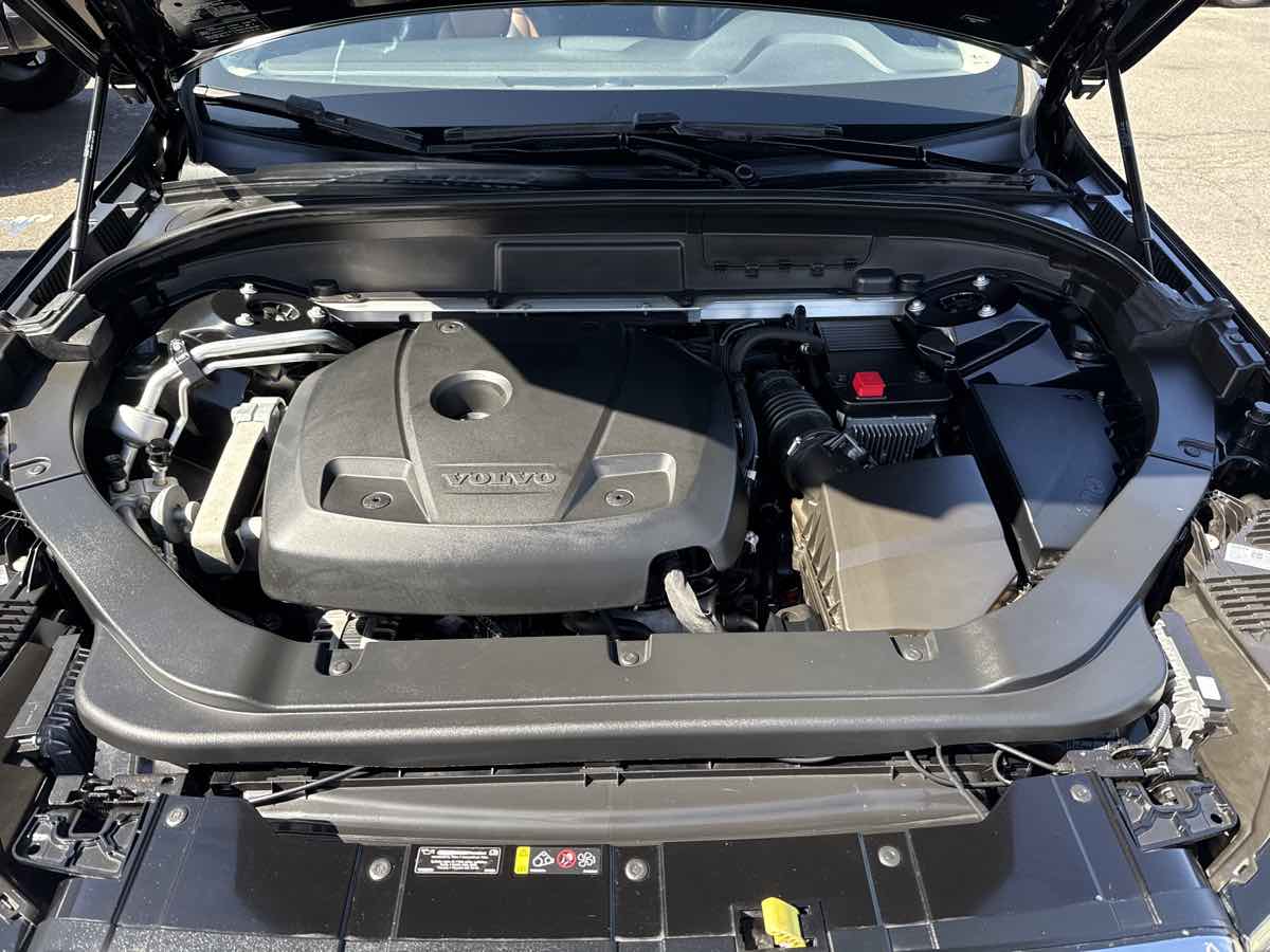 2018 Volvo XC60 Momentum photo 24