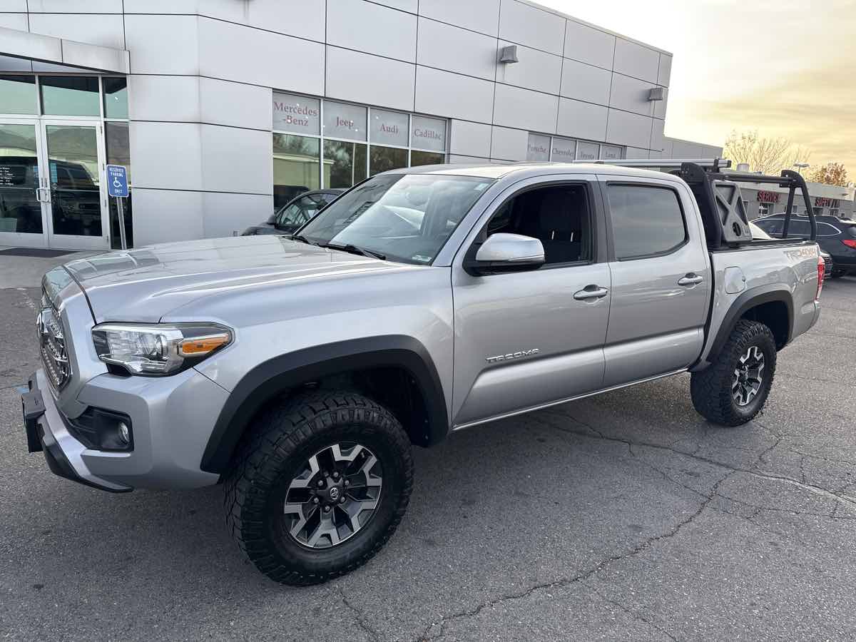 2017 Toyota Tacoma TRD photo 2