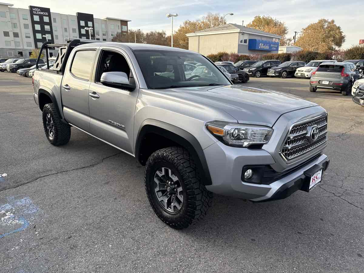 2017 Toyota Tacoma TRD photo 4