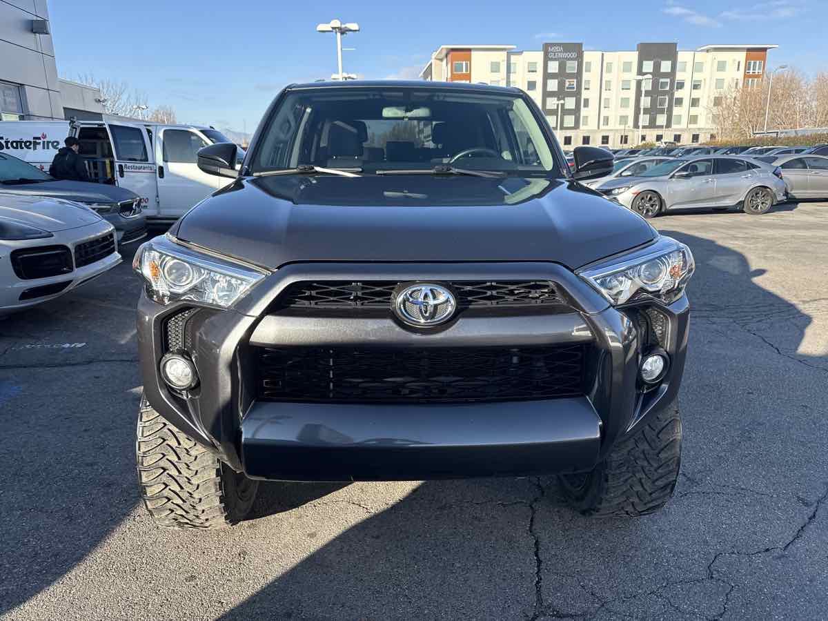 2018 Toyota 4Runner SR5 4WD photo 2