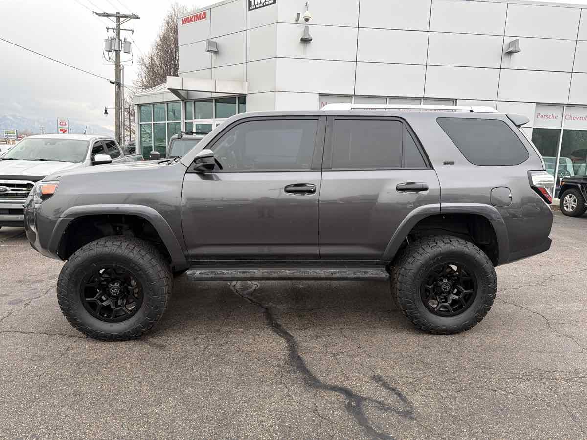 2018 Toyota 4Runner SR5 - Photo 2