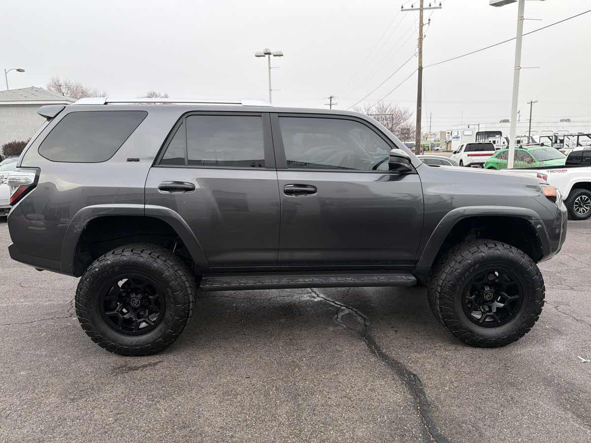2018 Toyota 4Runner SR5 - Photo 4