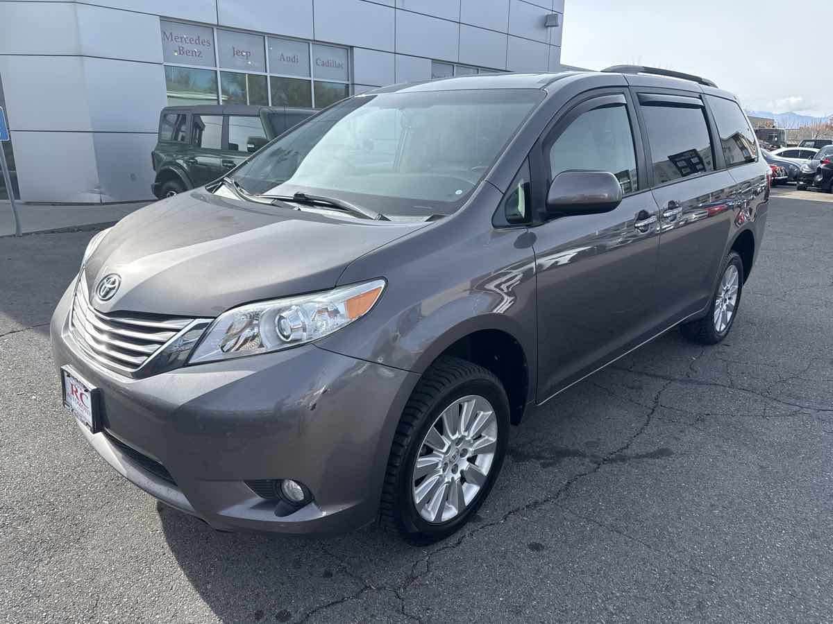 2015 Toyota Sienna XLE photo 2
