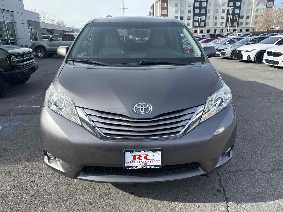 2015 Toyota Sienna XLE photo 3