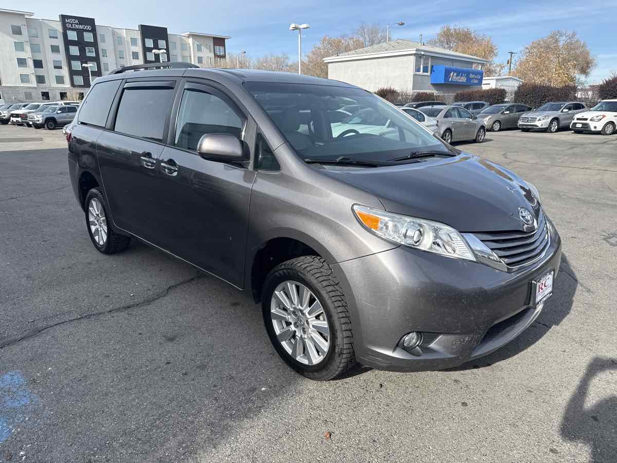 2015 Toyota Sienna XLE photo 4