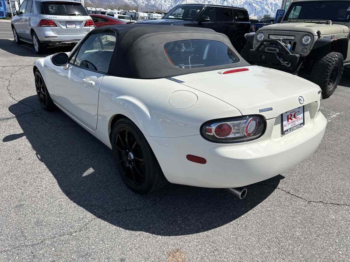 EBBRO「MAZDA ROADSTER 2005 MARBLE WHITE」 2006 Mazda MX-5 Miata