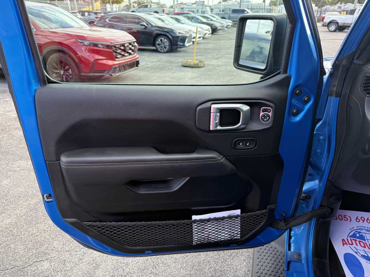 2022 Jeep Wrangler Unlimited Sahara 4xe photo 13
