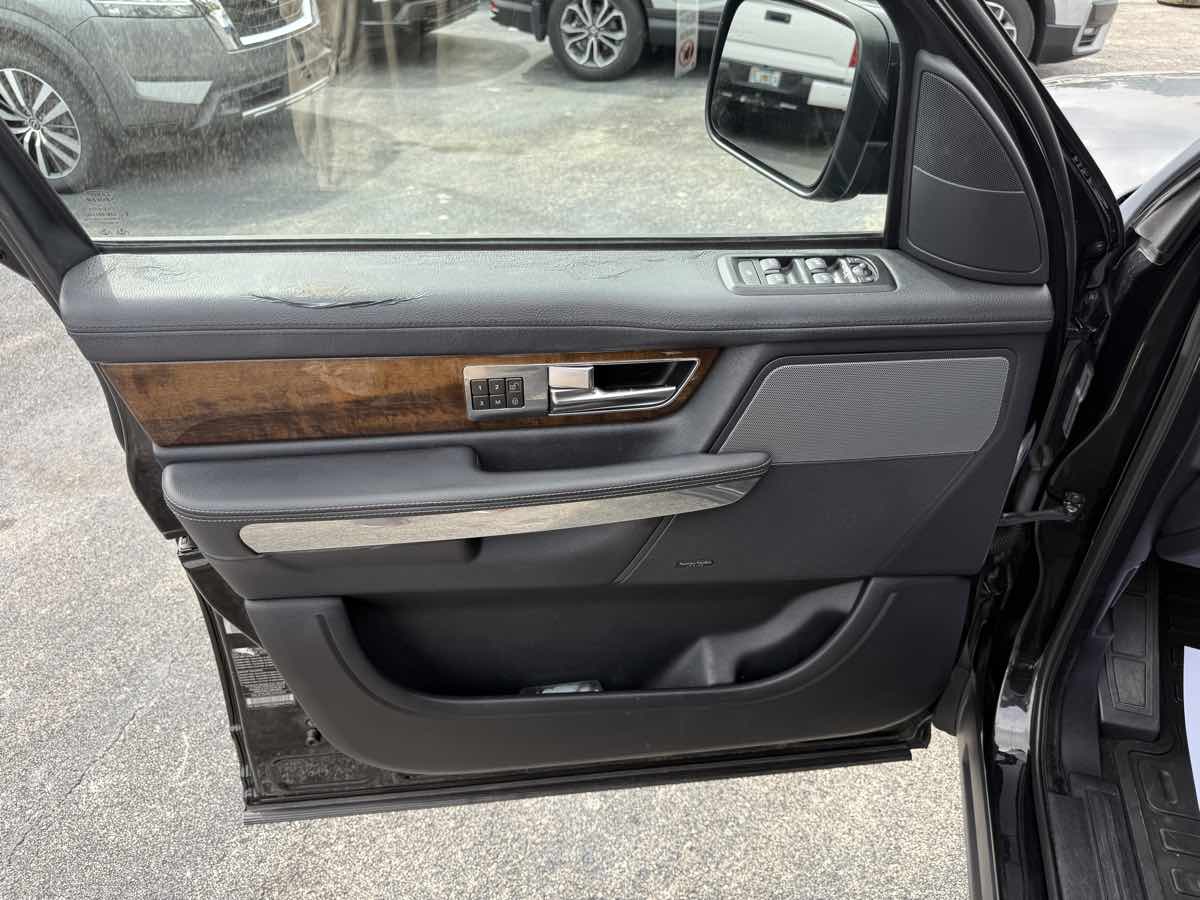 2012 Land Rover Range Rover Sport HSE photo 13