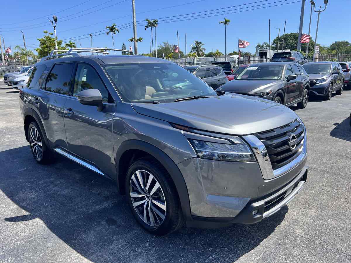 2022 Nissan Pathfinder Platinum photo 3
