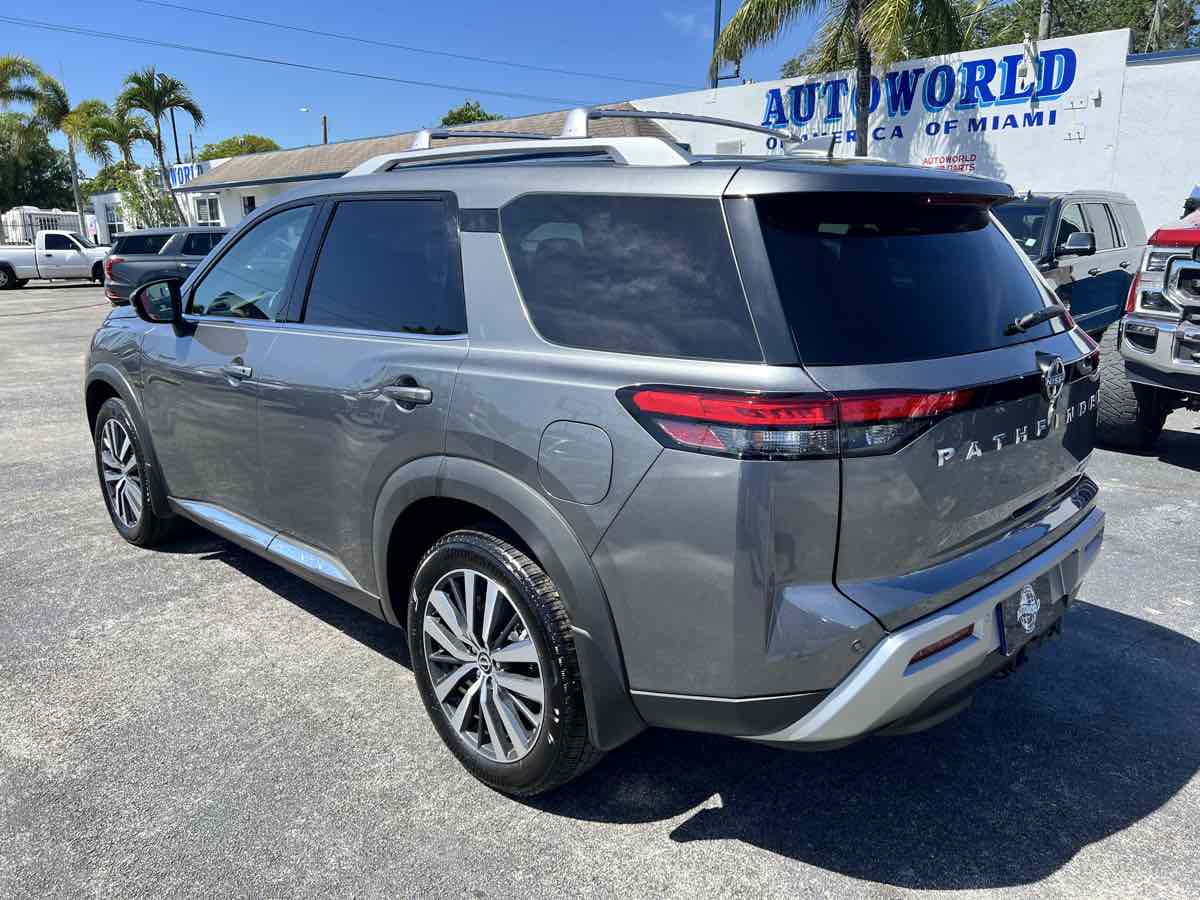 2022 Nissan Pathfinder Platinum photo 7