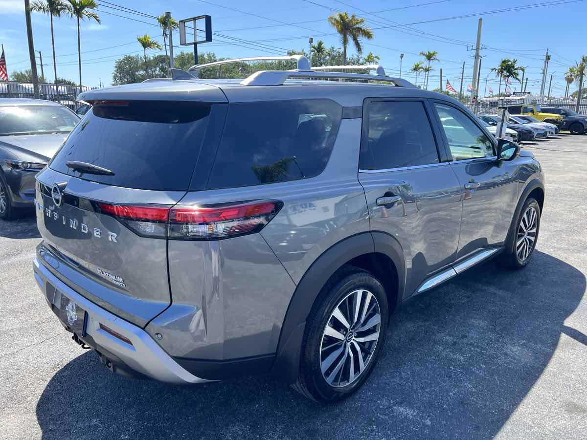 2022 Nissan Pathfinder Platinum photo 9