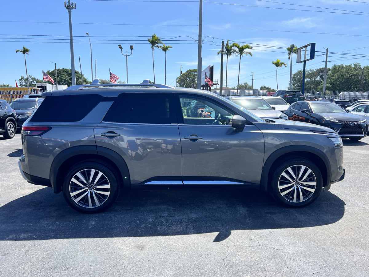 2022 Nissan Pathfinder Platinum photo 10
