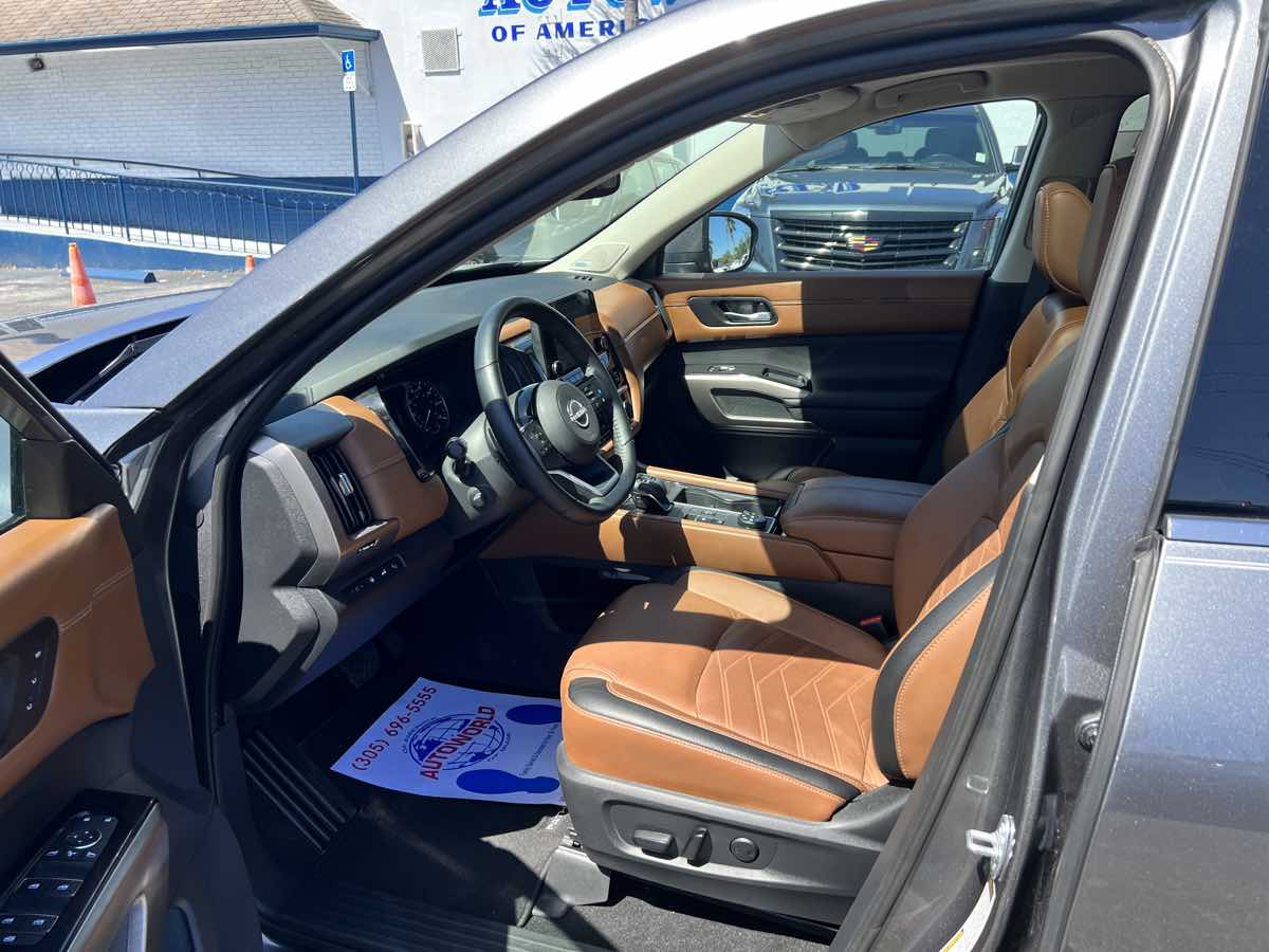 2022 Nissan Pathfinder Platinum photo 11