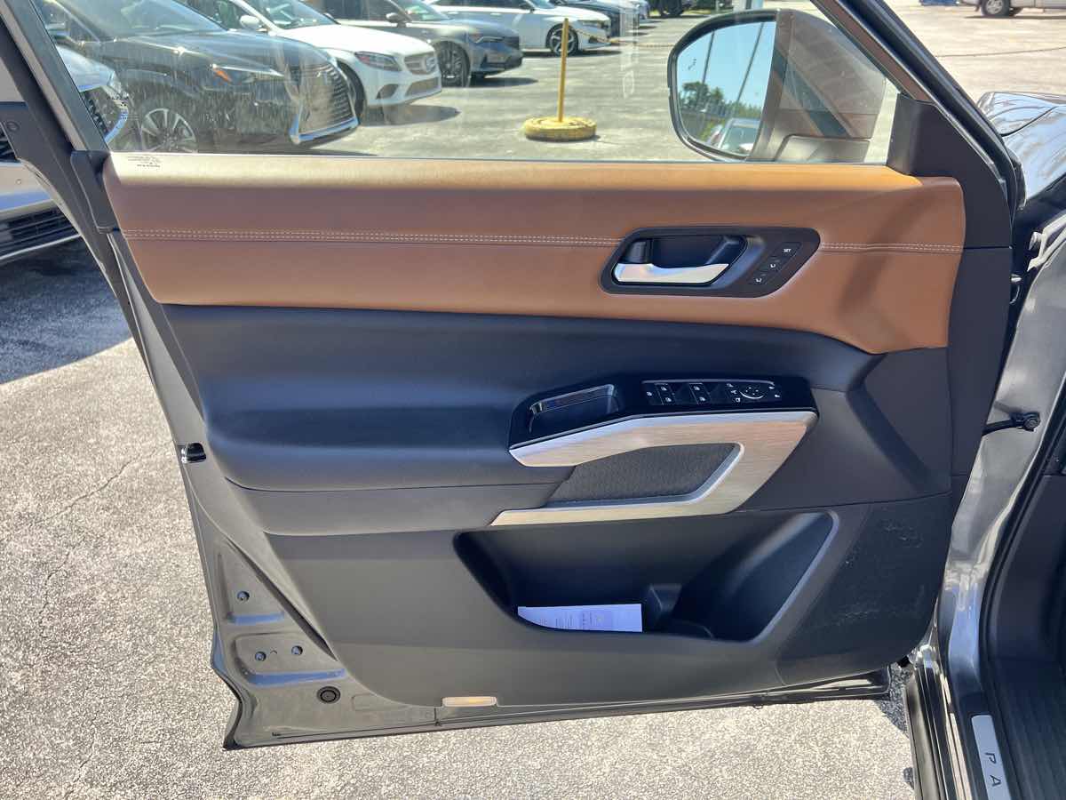 2022 Nissan Pathfinder Platinum photo 14