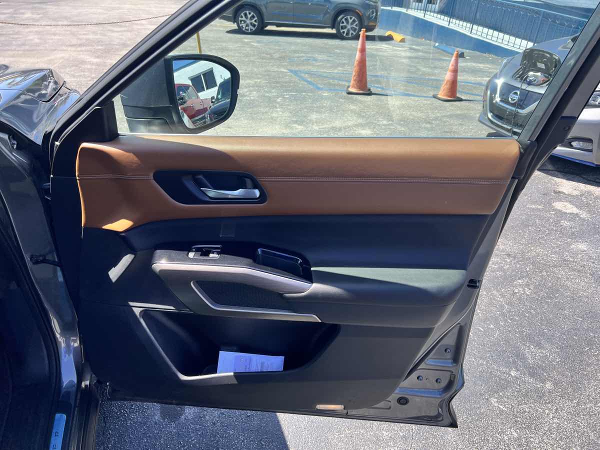 2022 Nissan Pathfinder Platinum photo 18