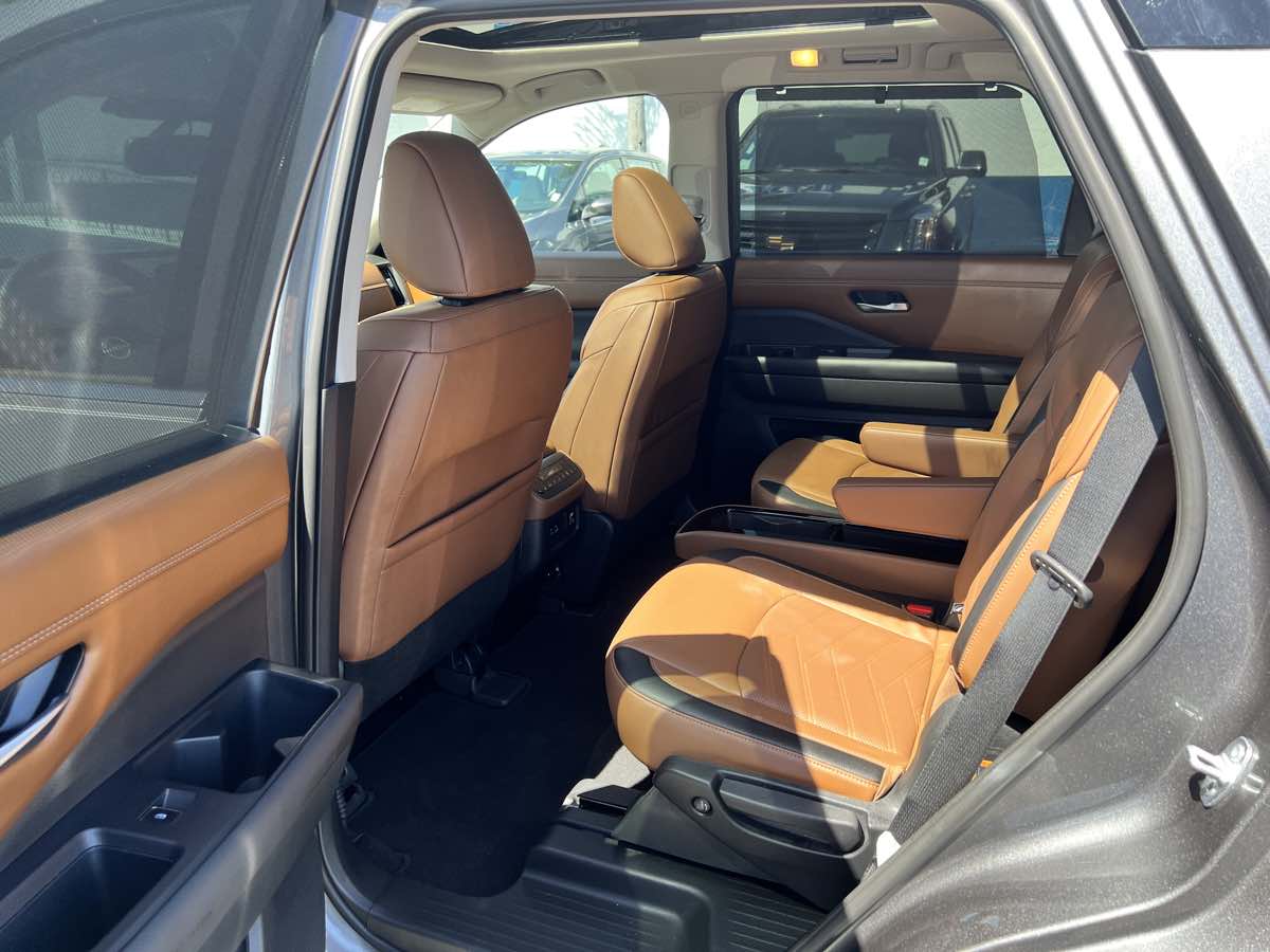 2022 Nissan Pathfinder Platinum photo 19