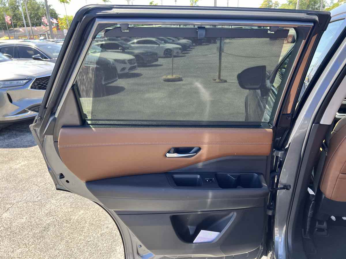 2022 Nissan Pathfinder Platinum photo 22
