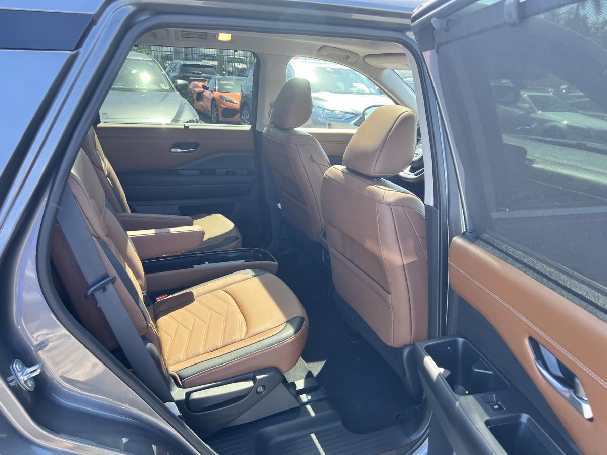 2022 Nissan Pathfinder Platinum photo 23