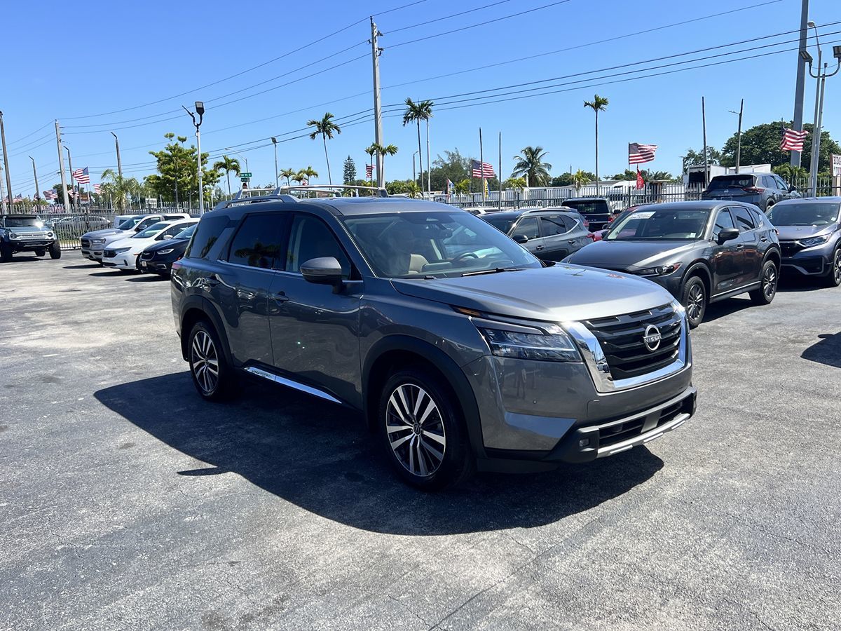 2022 Nissan Pathfinder Platinum photo 2