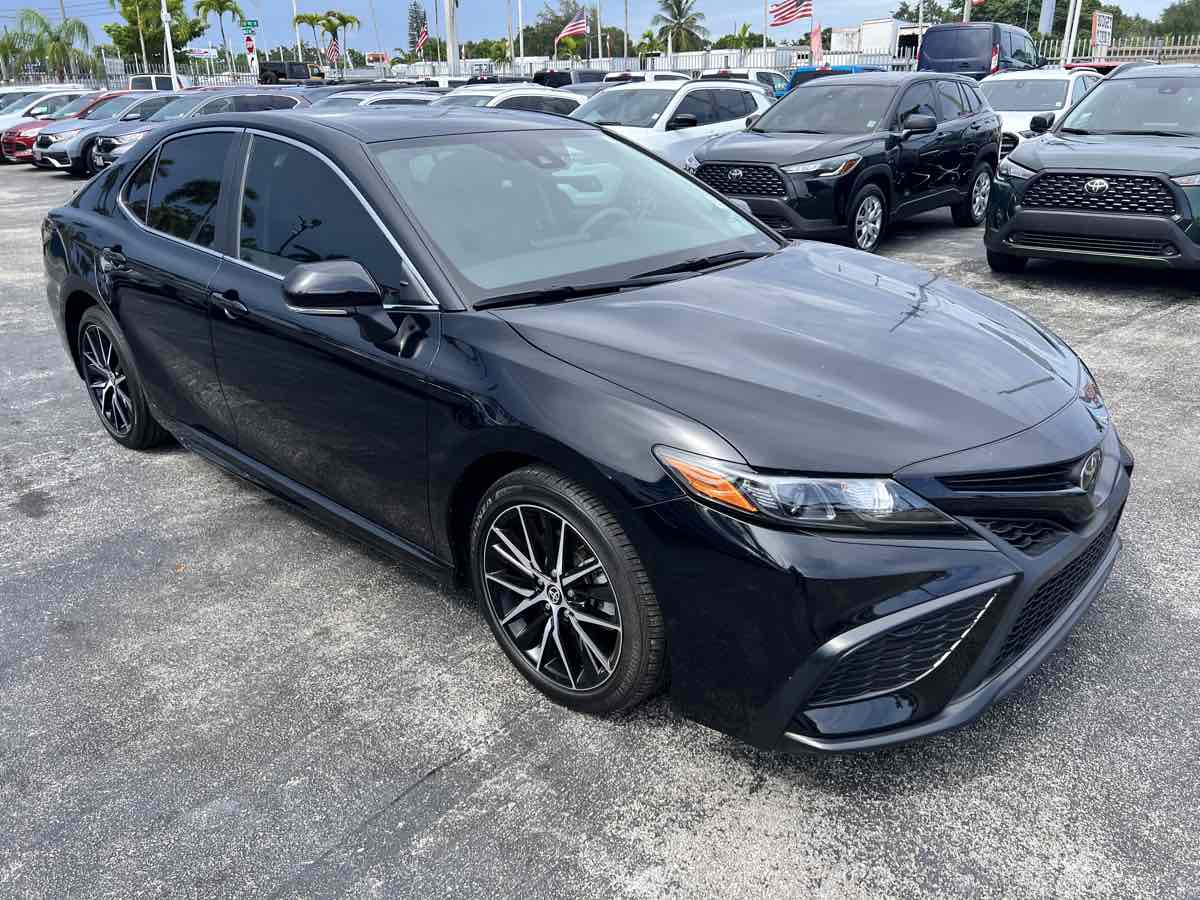 2022 Toyota Camry SE photo 2