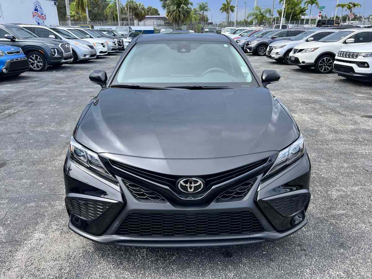 2022 Toyota Camry SE photo 3