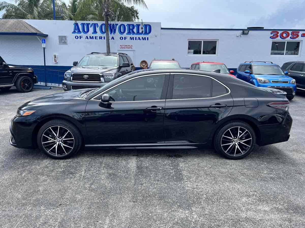 2022 Toyota Camry SE photo 5
