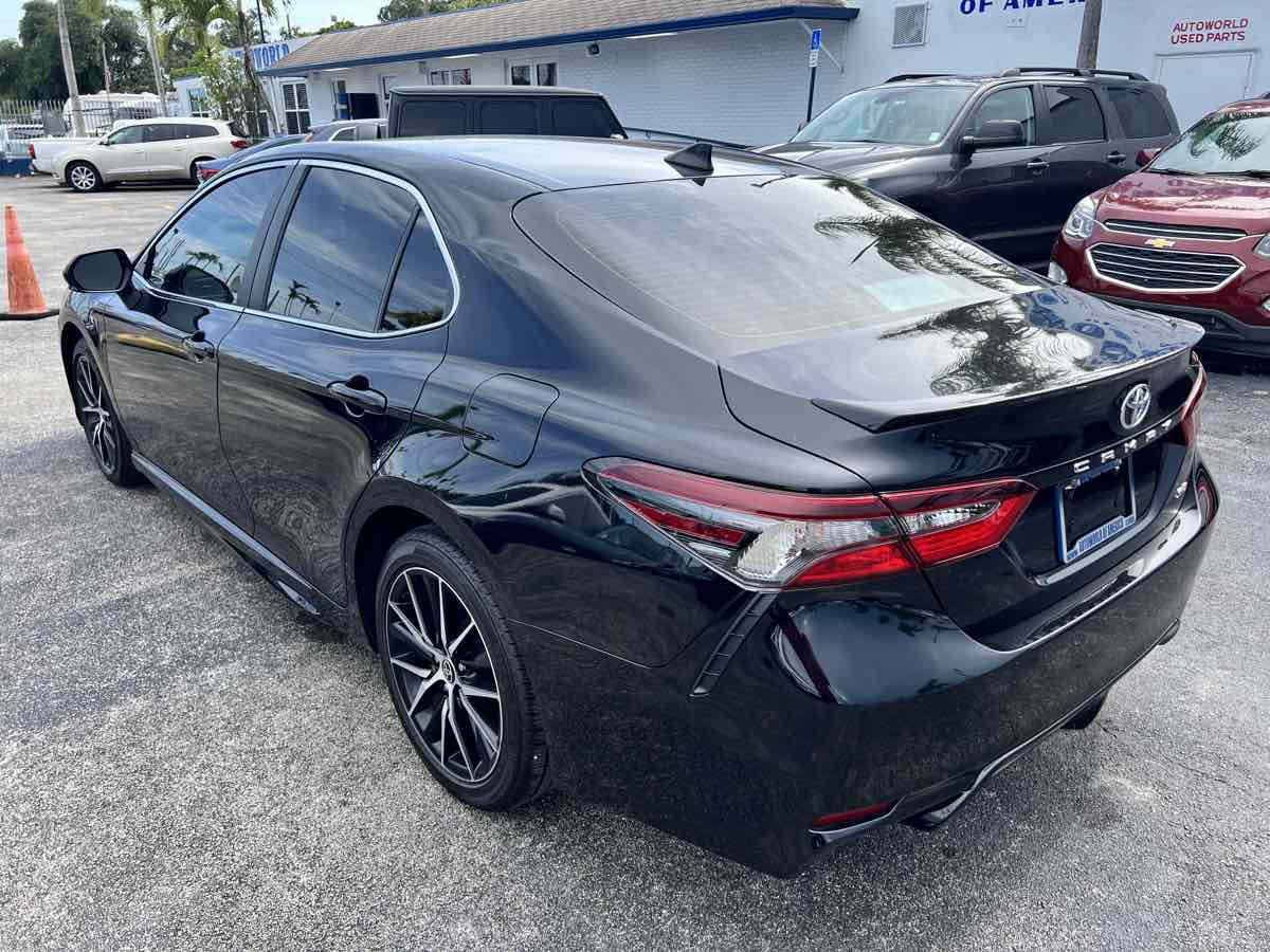 2022 Toyota Camry SE photo 6