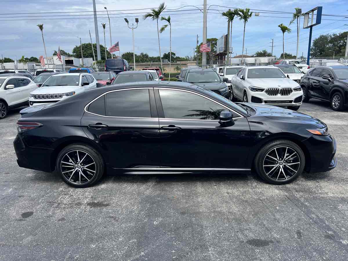2022 Toyota Camry SE photo 9