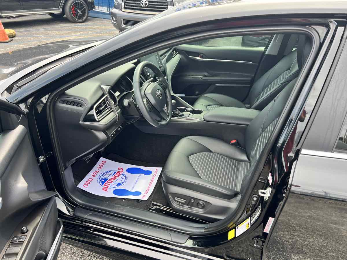 2022 Toyota Camry SE photo 10