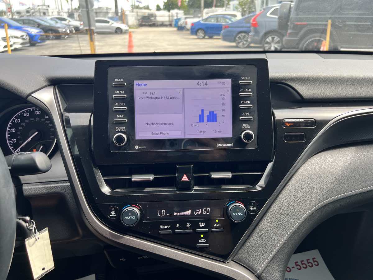 2022 Toyota Camry SE photo 23