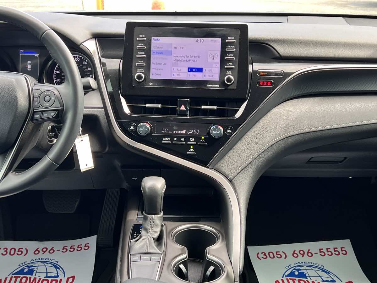 2022 Toyota Camry SE photo 32