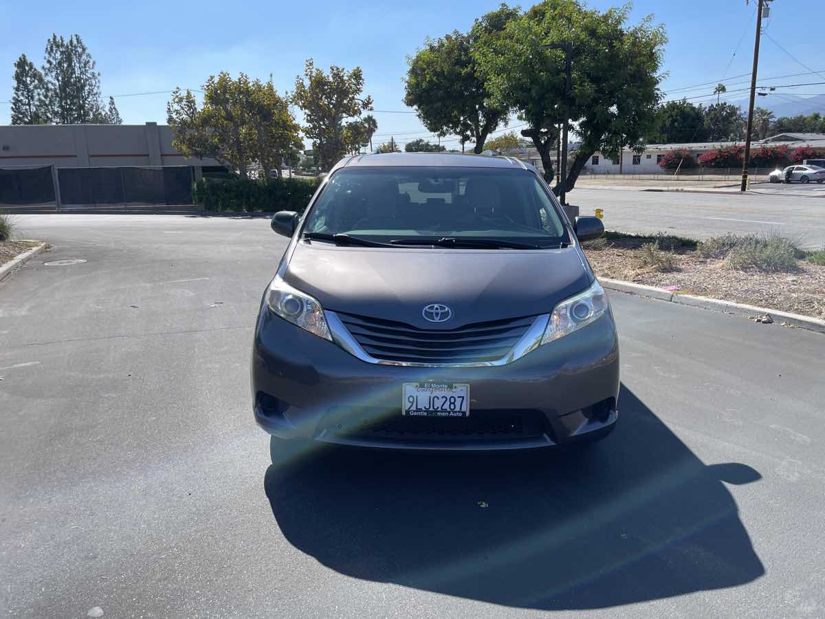 2016 Toyota Sienna LE - Photo 2