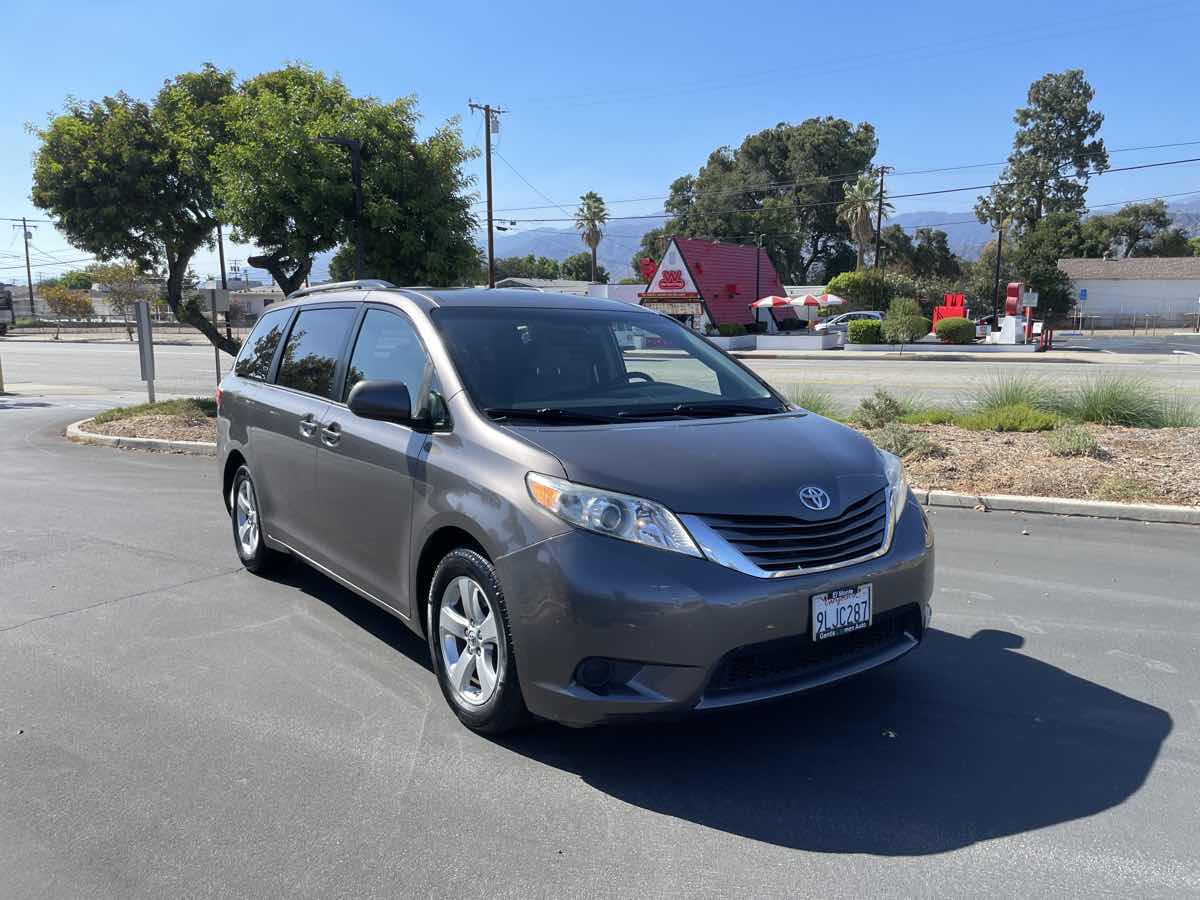 2016 Toyota Sienna LE - Photo 3
