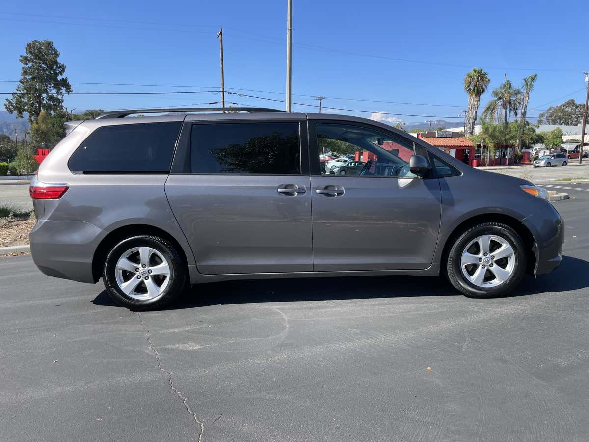 2016 Toyota Sienna LE - Photo 4