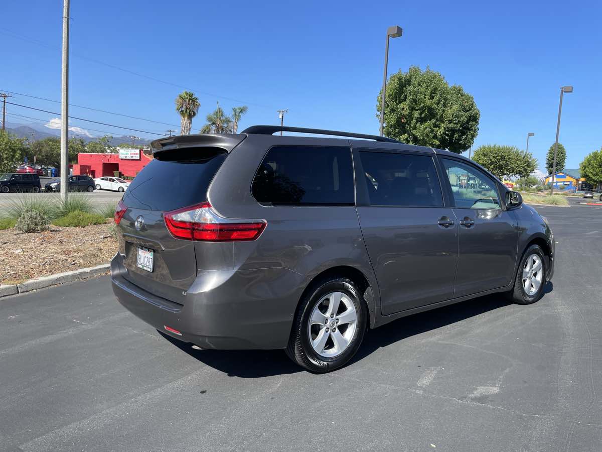 2016 Toyota Sienna LE - Photo 5