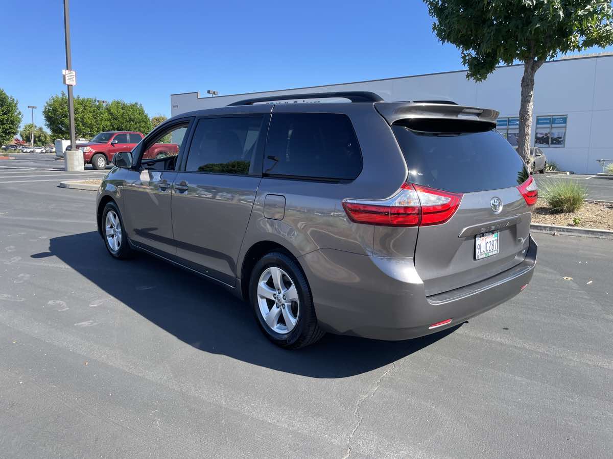 2016 Toyota Sienna LE - Photo 7