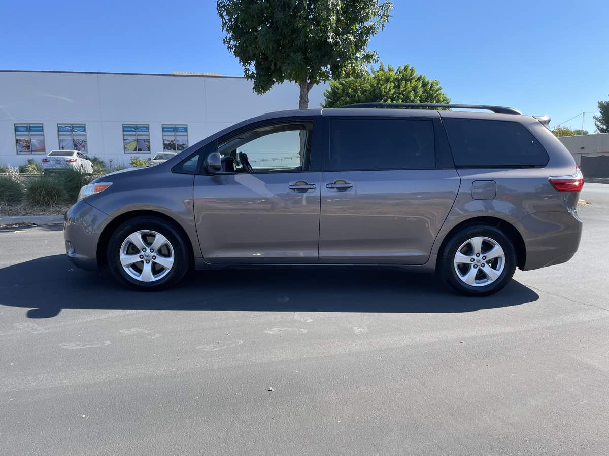 2016 Toyota Sienna LE - Photo 8